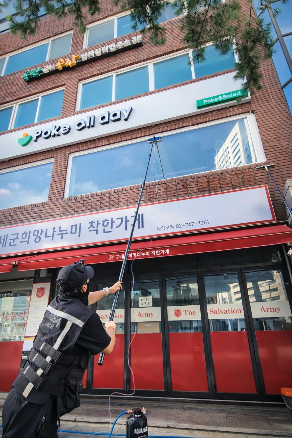 상가 외벽 세척 작업 장면